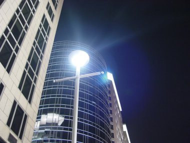 Gece sahnelerinde Merkez Ofis Binası ve iş
