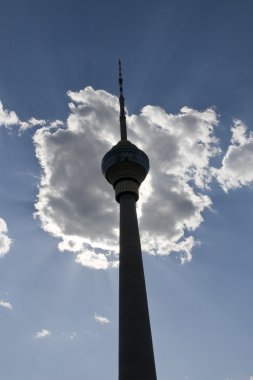 Pekin 'deki televizyon kulesi mavi gökyüzü ve beyaz bulutlu arka plan