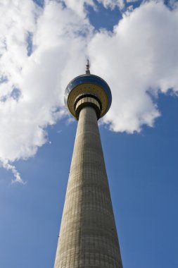 Pekin 'deki televizyon kulesi mavi gökyüzü ve beyaz bulutlu arka plan