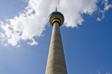 Pekin 'deki televizyon kulesi mavi gökyüzü ve beyaz bulutlu arka plan