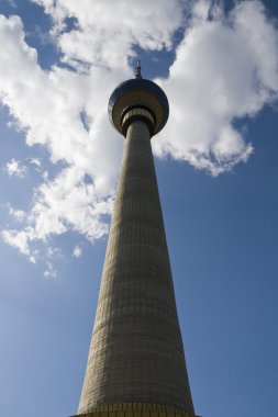 Pekin 'deki televizyon kulesi mavi gökyüzü ve beyaz bulutlu arka plan