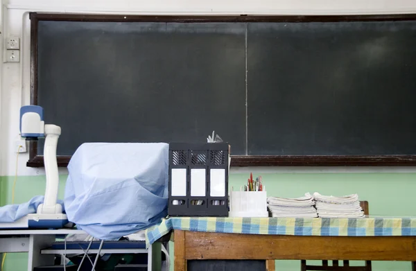 Teacher Desk Chalkboard Schoolroom — Stock Photo, Image