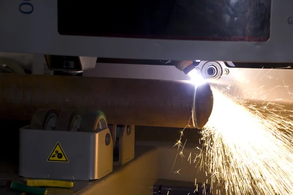Endüstriyel Bir Arka Plan Üzerinde Fabrika Çelik Boru Kesme Makinesi — Stok fotoğraf