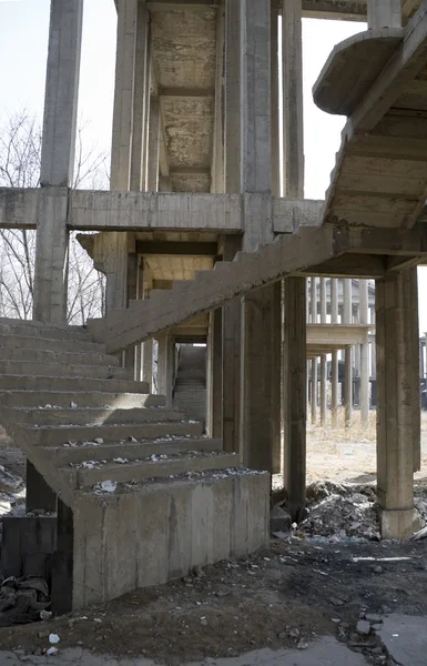 Salão Abandonado Com Escadaria — Fotografia de Stock