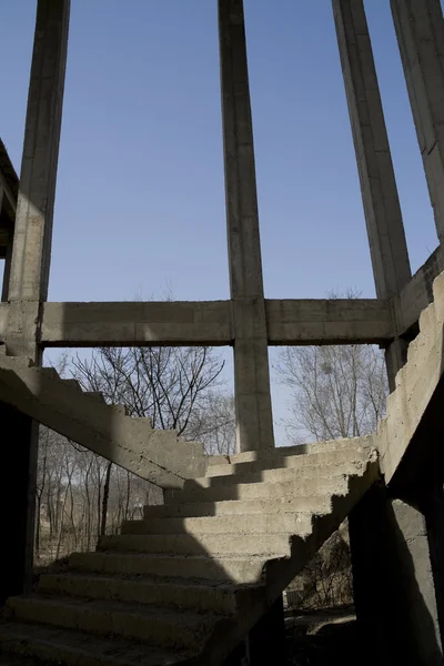 Salão Abandonado Com Escadaria — Fotografia de Stock