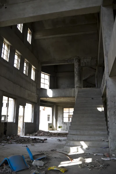 Salón Casa Abandonada Con Escalera — Foto de Stock