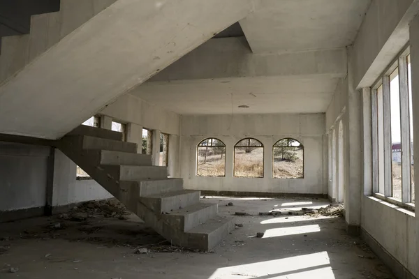 Salón Casa Abandonada Con Escalera — Foto de Stock