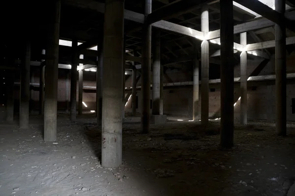 Abandonado Subterrâneo Com Colunas Luz Solar — Fotografia de Stock