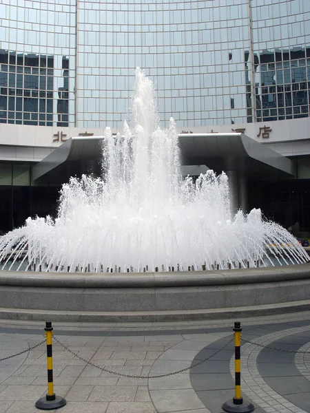 喷泉和办公大楼 — 图库照片