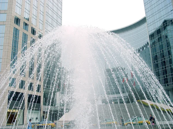 Fountain and Office building — Stock Photo, Image