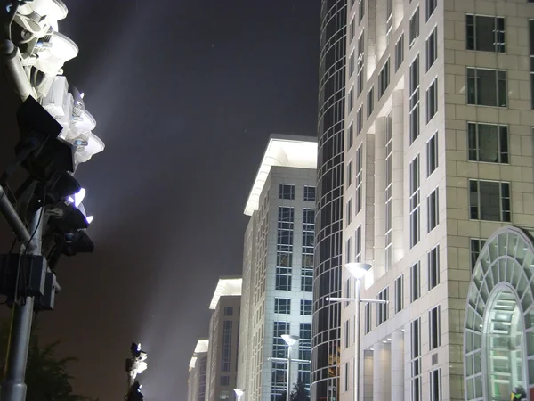 Kontorsbyggnad och business center nattscener — Stockfoto