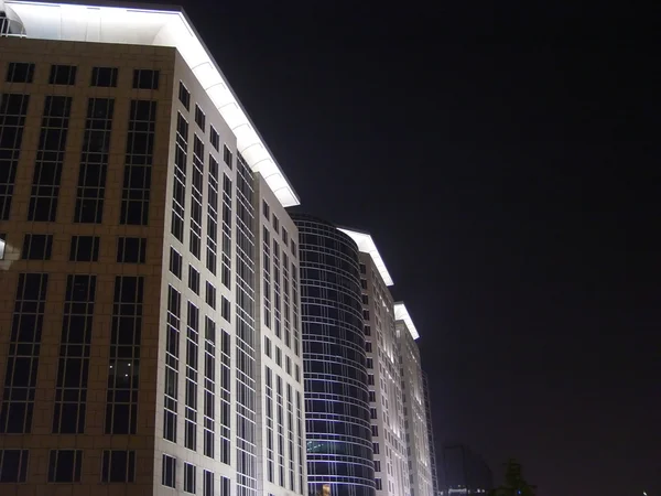 办公大楼和商务中心夜景 — 图库照片