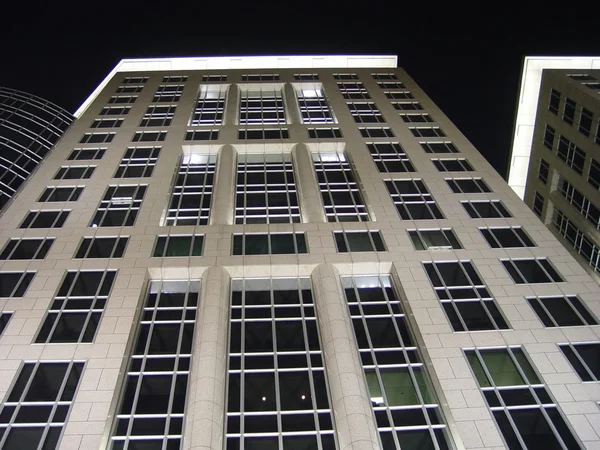 Edificio per uffici e business center scene notturne — Foto Stock