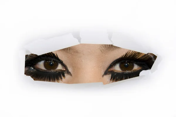 Kesilmiş Kağıt Delik Arayan Bir Kadın Gözleri - Stok İmaj