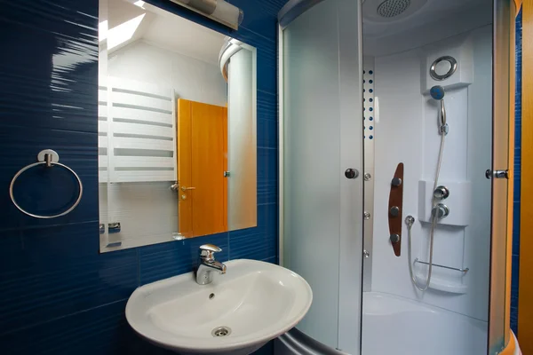 Nieuwe Kleine Appartement Badkamer Blue — Stockfoto