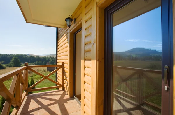 查看从一个新的木山房子的阳台 — 图库照片