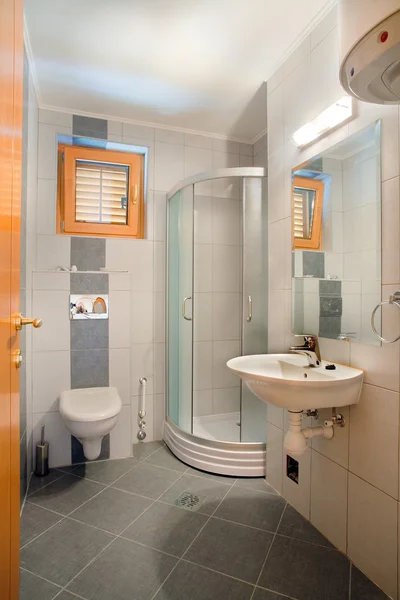白の新しい小さなアパートの浴室 — ストック写真