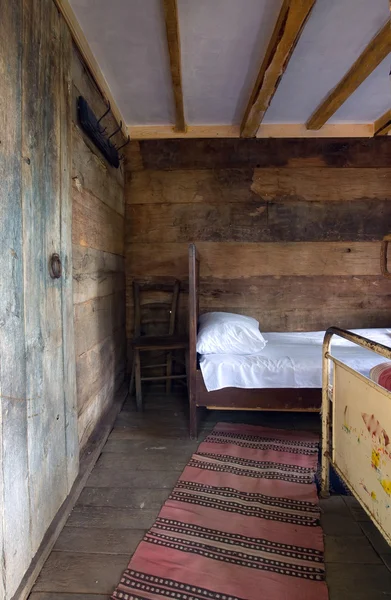 内部的木房子里 在塞尔维亚的乡村生活 传统风格 — 图库照片