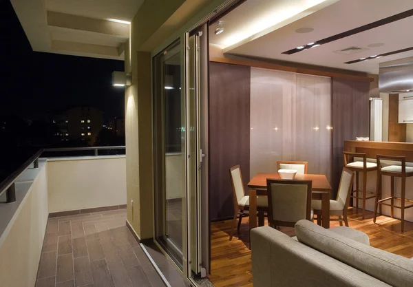 Blick Von Der Terrasse Einer Wohnung Einfach Und Minimalistisch Nachtszene — Stockfoto