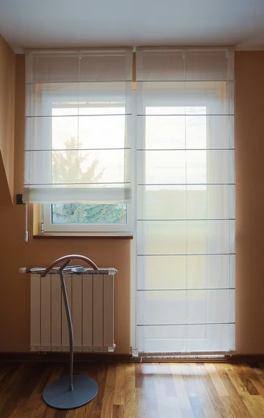 モダンな家具 光装置の寝室のインテリア — ストック写真