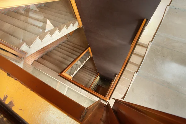 Interior Edificio Vista Sobre Escaleras Gran Pared Marrón —  Fotos de Stock