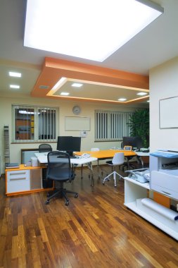 iç office, basit ve modern mobilya ve aydınlatma ekipmanları.