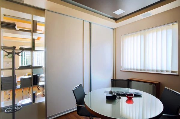 Büroinnenraum Moderne Und Einfache Möbel Und Beleuchtungseinrichtungen — Stockfoto