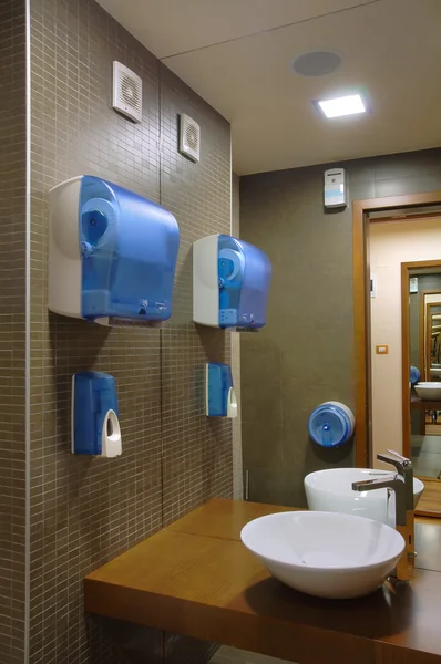 一个空的现代厕所 简单家具设计室内装饰 — 图库照片