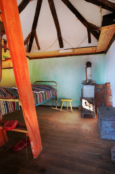 Εσωτερικό Του Ένα Παλιό Ξύλινο Σπίτι Χωριό Δωμάτιο Ντεμοντέ Έπιπλα — Φωτογραφία Αρχείου
