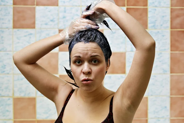 Kvinna färgning hår — Stockfoto