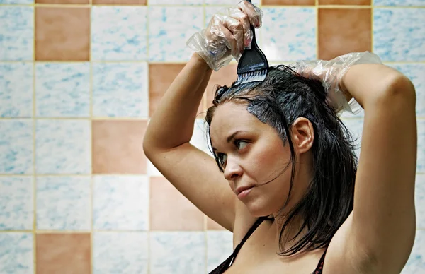 Vrouw haren verven — Stockfoto