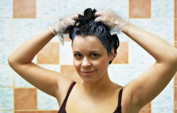 Žena barvení vlasů — Stock fotografie