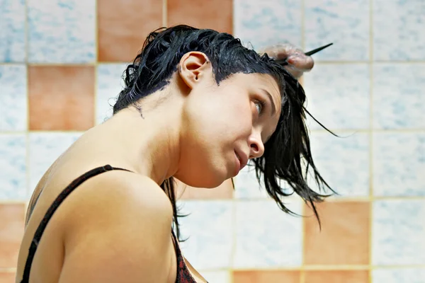 Vrouw haren verven — Stockfoto