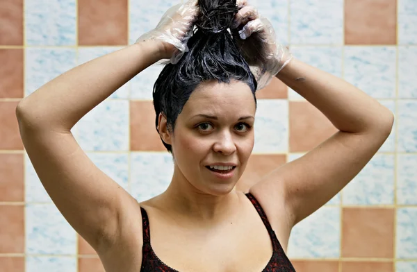 Frau färbt Haare — Stockfoto