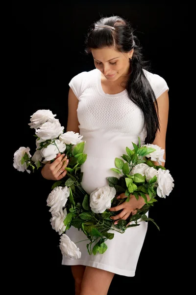 怀孕与黑玫瑰 — 图库照片