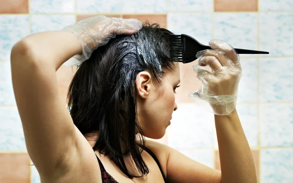 Pretty Beautiful Young Woman Dyeing Hairs — Stock Photo, Image
