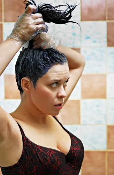 Žena barvení vlasů — Stock fotografie