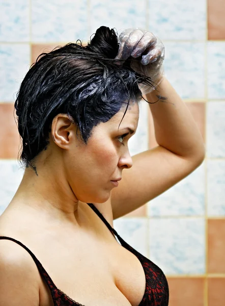 Kobieta farbowania włosów — Zdjęcie stockowe