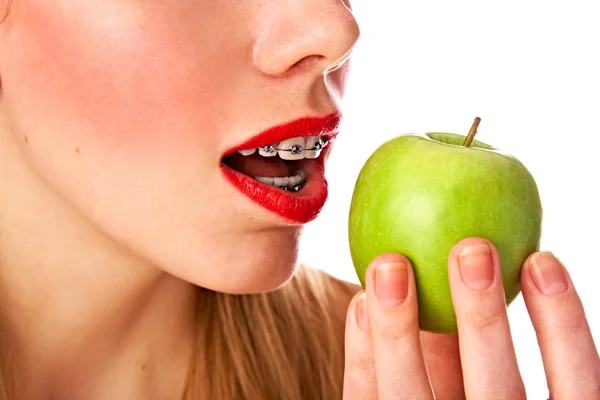 Kobieta w nawiasach z jabłkiem — Zdjęcie stockowe
