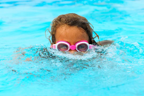 Liten flicka simning — Stockfoto