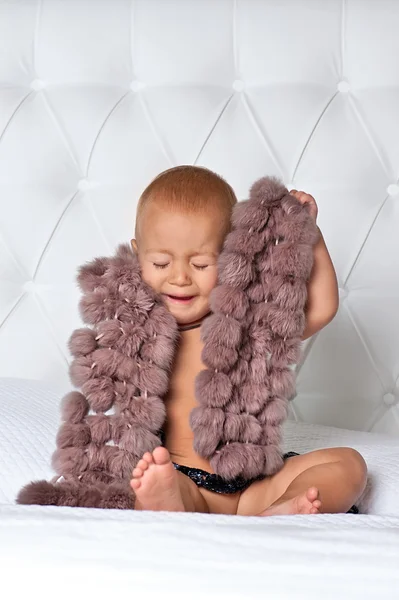 Baby met sjaal — Stockfoto