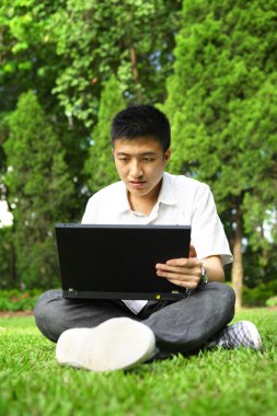 Asyalı adam bilgisayar açık kullanma