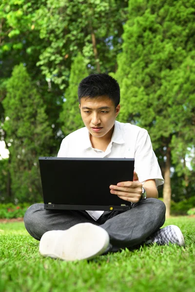 Asyalı adam bilgisayar açık kullanma — Stok fotoğraf