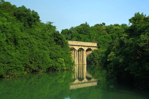 Lake with stone bridge — Stock Photo, Image