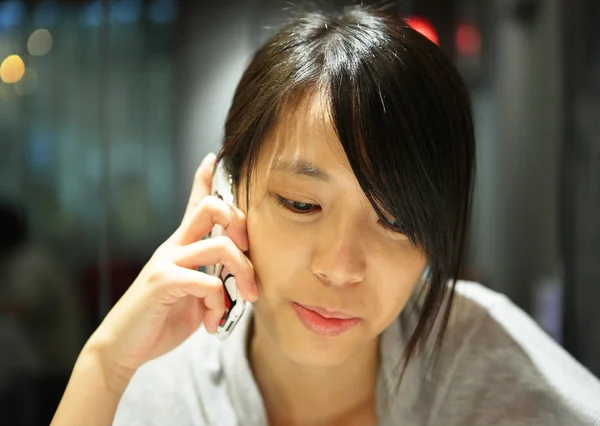 Woman talking on the phone in restaurant — Stock Photo, Image