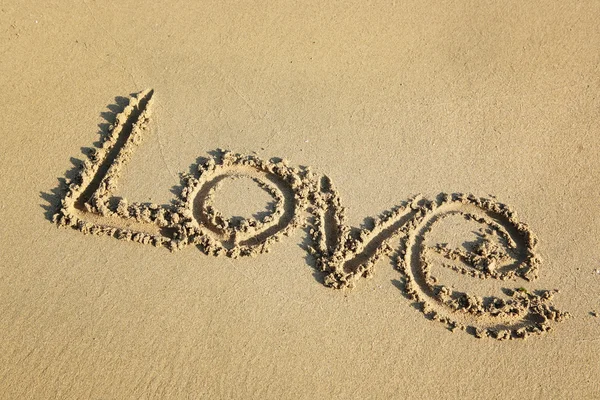 Liebe auf Sand schreiben — Stockfoto