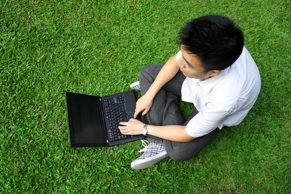 Asiatische Mann mit Computer im Freien — Stockfoto