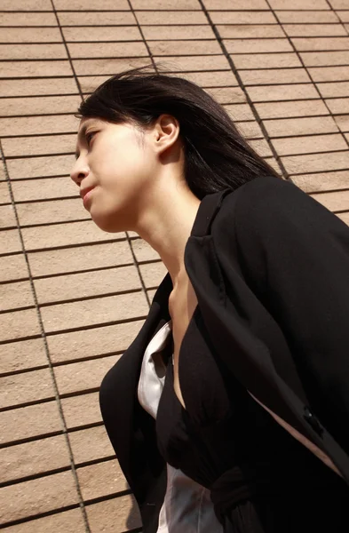 Jovem asiático mulher de negócios andando — Fotografia de Stock