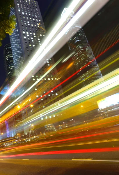Verkehr in der Stadt in der Nacht — Stockfoto