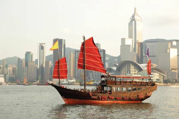 Velero navegando en el puerto de Hong Kong — Foto de Stock